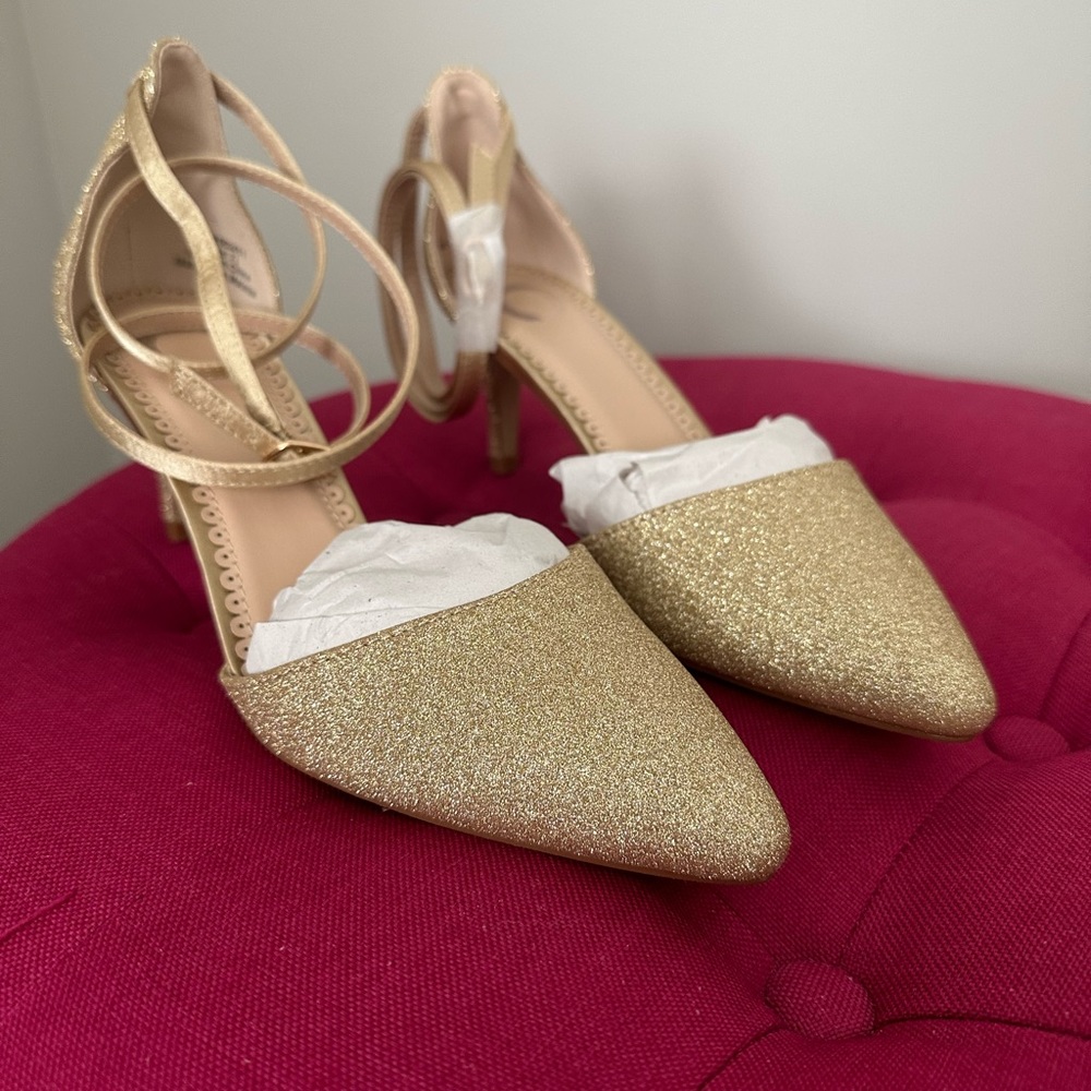 Gold strappy heels, NWT Size 7 1/2